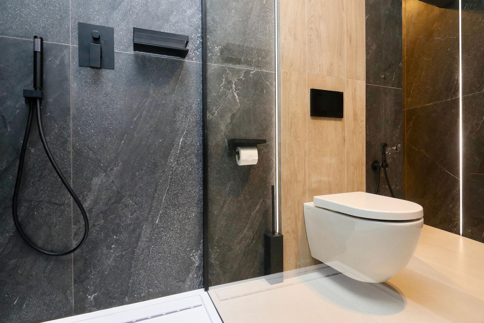 Exceptional luxury Bathroom with High-End Fixtures.