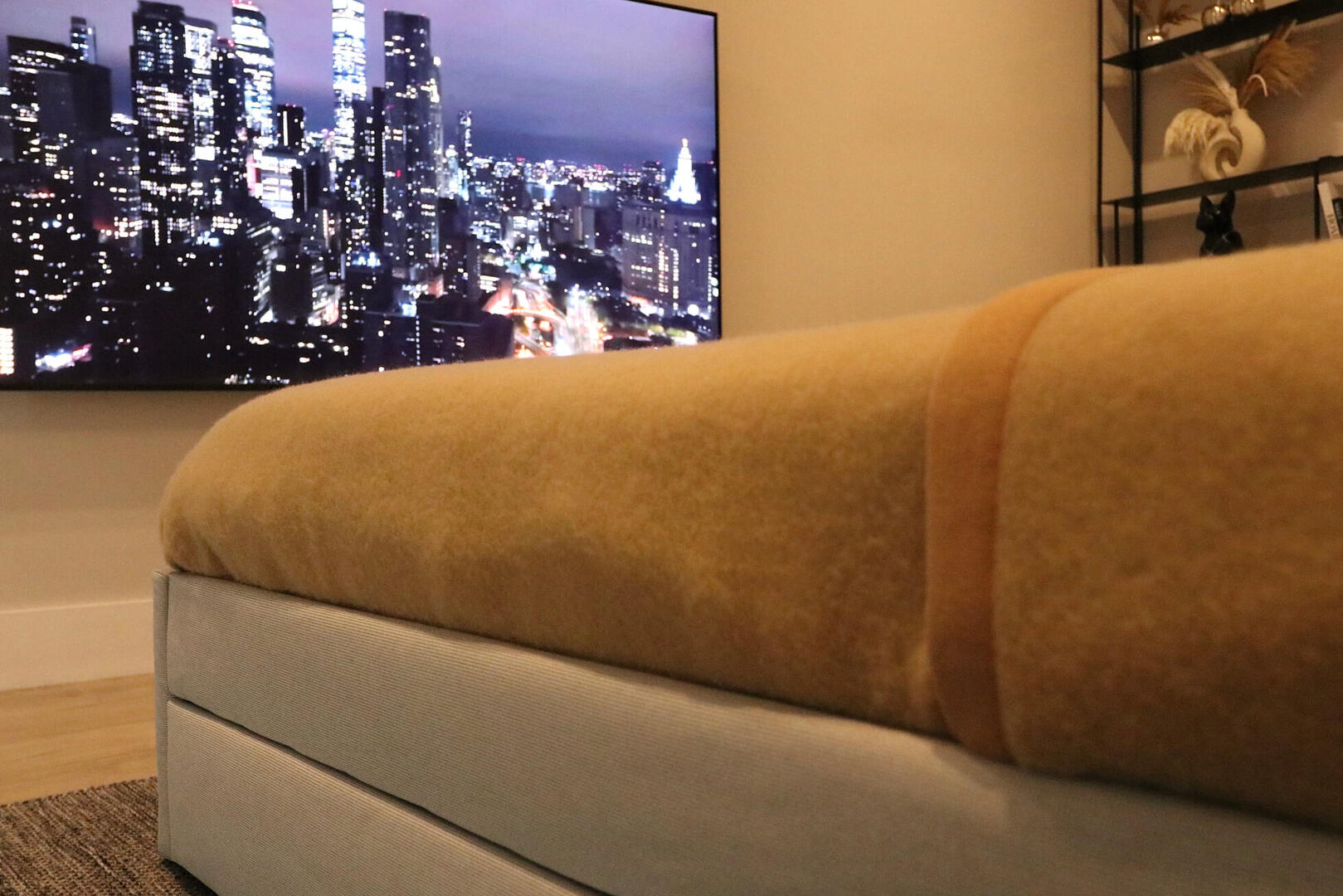 Kingsize bed and Bedroom with a Big TV.